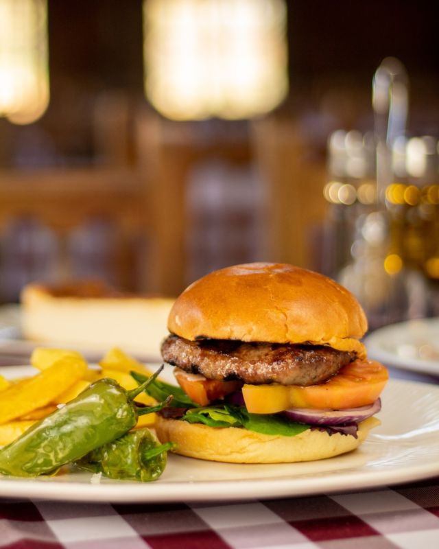 ¡Eleva tus expectativas con nuestra hamburguesa 🍔 Morancho! Jugosa, sabrosa y llena de ingredientes frescos, es una explosión de sabor en cada bocado.🤤
.
.
📍Crta. SE- 515 km 0,600 Valencina de la Concepción
41.907,Sevilla 🇪🇸
📞 RESERVAS
▶️ 675 68 32 44
▶️ 854 53 81 21
🌐 www.moranchobrasseria.com
✉️ reservas@moranchobrasseria.com

.
.
.
.
.
.
.
.
#morancho #Brasseria #MoranchoBrasseria #CarneAsada #MenúDelicioso #Sevilla #aljarafe #grill #espacios #restaurante
#restaurantesensevilla #asados #nuevasrecetas
#rancho #meat