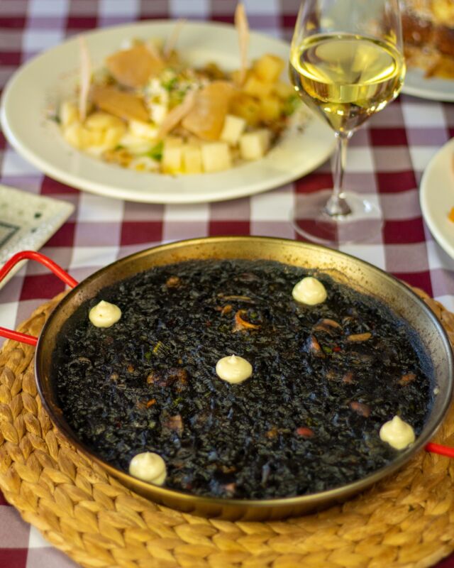 Disfruta de nuestro 𝗔𝗿𝗿𝗼𝘇 𝗡𝗲𝗴𝗿𝗼 en la amplia terraza de Morancho Brasseria. Una combinación perfecta de sabor y ambiente. ¡Te esperamos!😏
.
📍Crta. SE- 515 km 0,600 Valencina de la Concepción
41.907,Sevilla 🇪🇸
📞 RESERVAS
▶️ 675 68 32 44
▶️ 854 53 81 21
🌐 www.moranchobrasseria.com
✉️ reservas@moranchobrasseria.com

.
.
.
.
.
.
.
.
#morancho #Brasseria #MoranchoBrasseria #CarneAsada #MenúDelicioso #Sevilla #aljarafe #grill #espacios #restaurante
#restaurantesensevilla #asados #nuevasrecetas
#ranchobartolo #meat